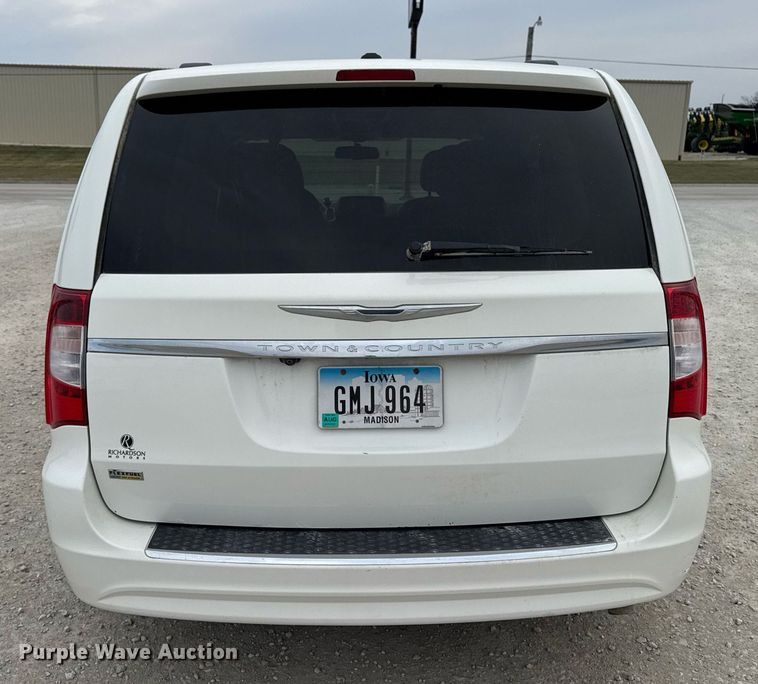 image for item EG7107 2013 Chrysler Town & Country van