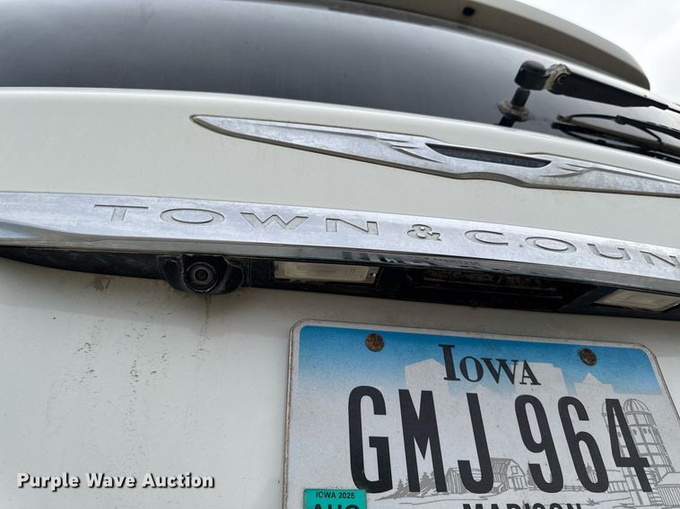 image for item EG7107 2013 Chrysler Town & Country van