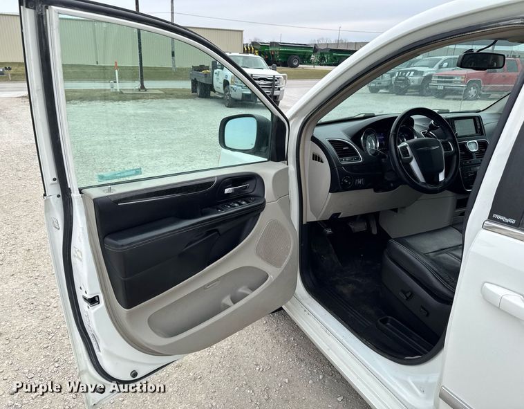 image for item EG7107 2013 Chrysler Town & Country van