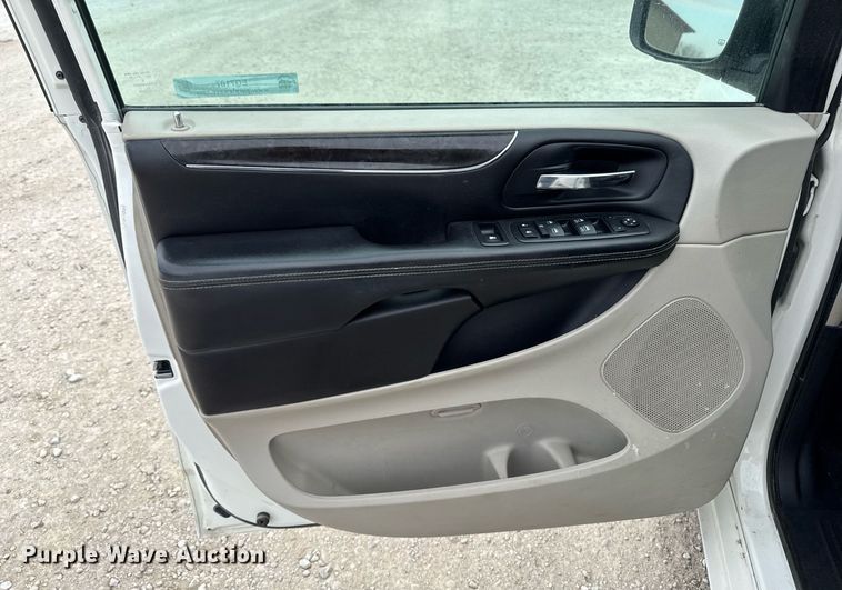 image for item EG7107 2013 Chrysler Town & Country van