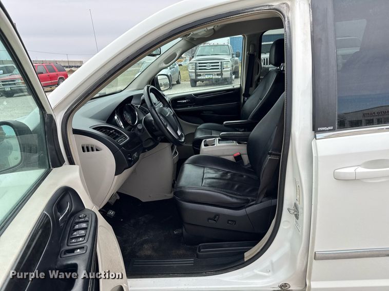 image for item EG7107 2013 Chrysler Town & Country van