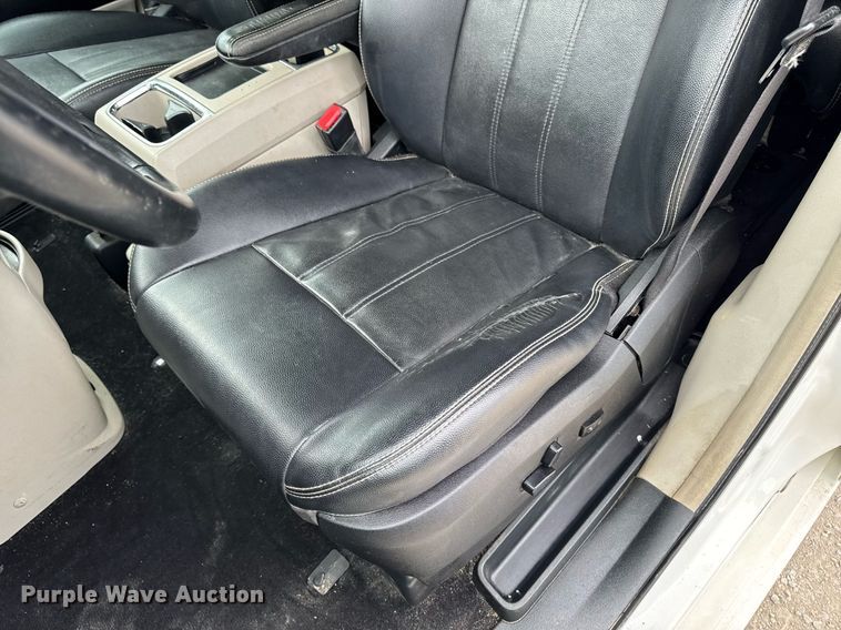 image for item EG7107 2013 Chrysler Town & Country van