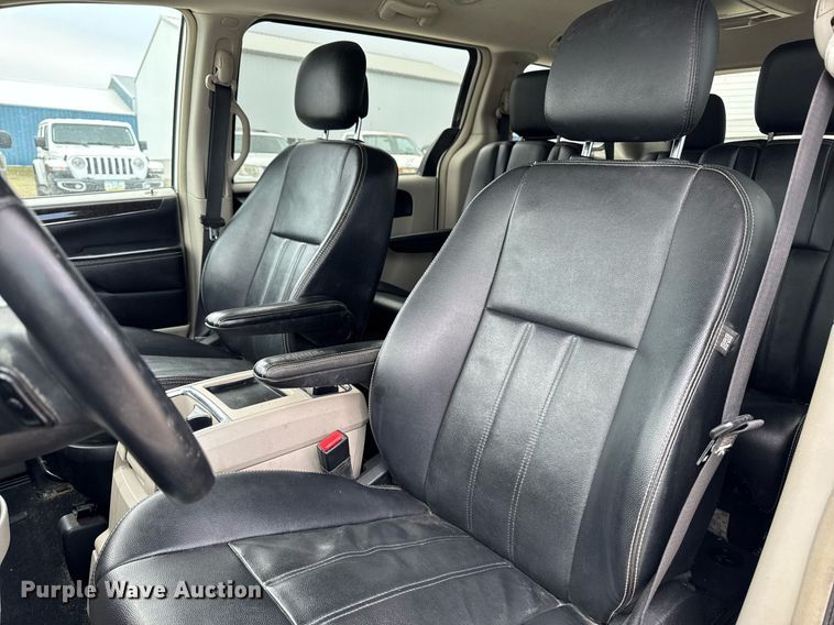 image for item EG7107 2013 Chrysler Town & Country van