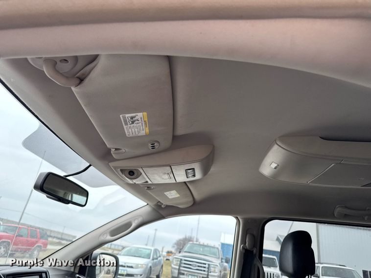 image for item EG7107 2013 Chrysler Town & Country van