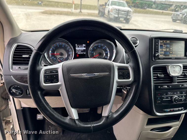 image for item EG7107 2013 Chrysler Town & Country van