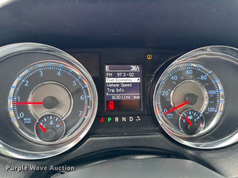 image for item EG7107 2013 Chrysler Town & Country van