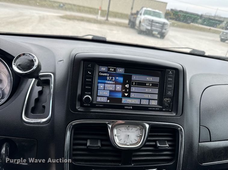 image for item EG7107 2013 Chrysler Town & Country van