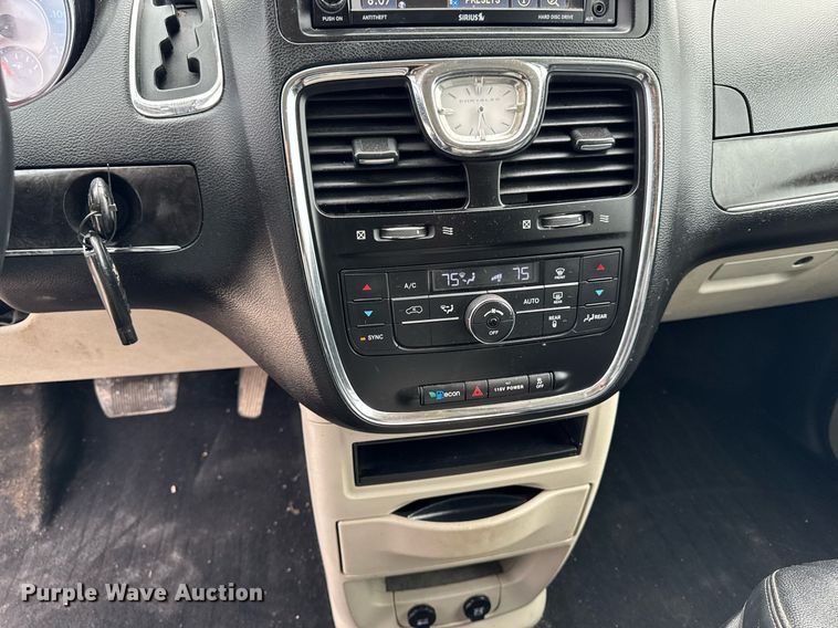 image for item EG7107 2013 Chrysler Town & Country van