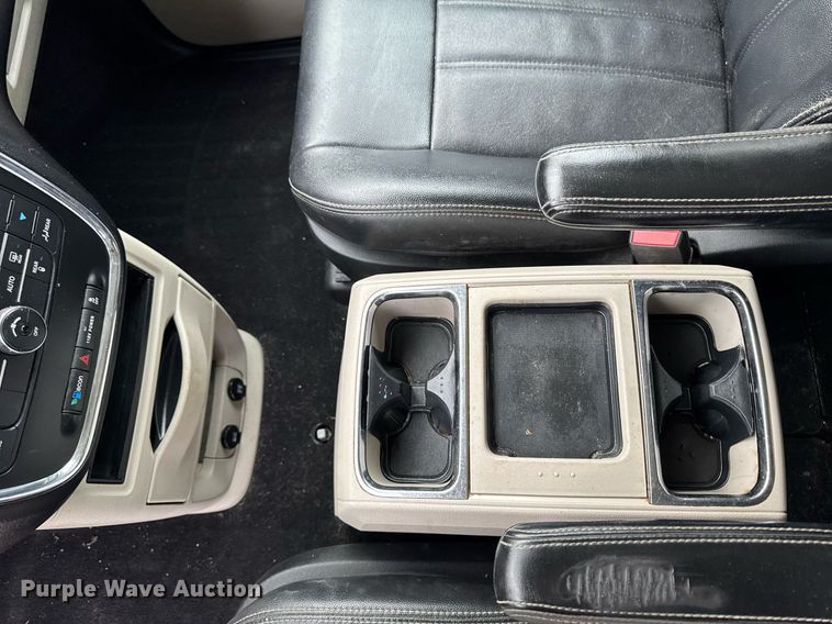 image for item EG7107 2013 Chrysler Town & Country van