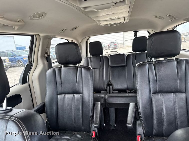 image for item EG7107 2013 Chrysler Town & Country van