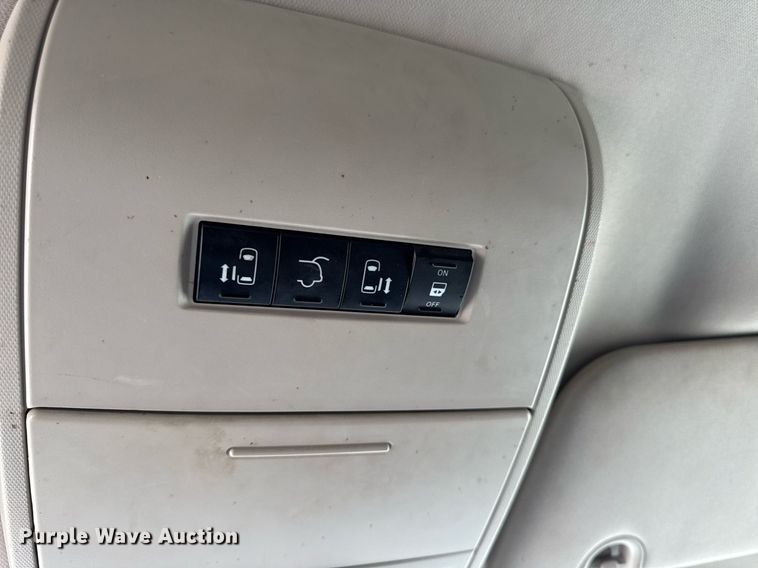 image for item EG7107 2013 Chrysler Town & Country van