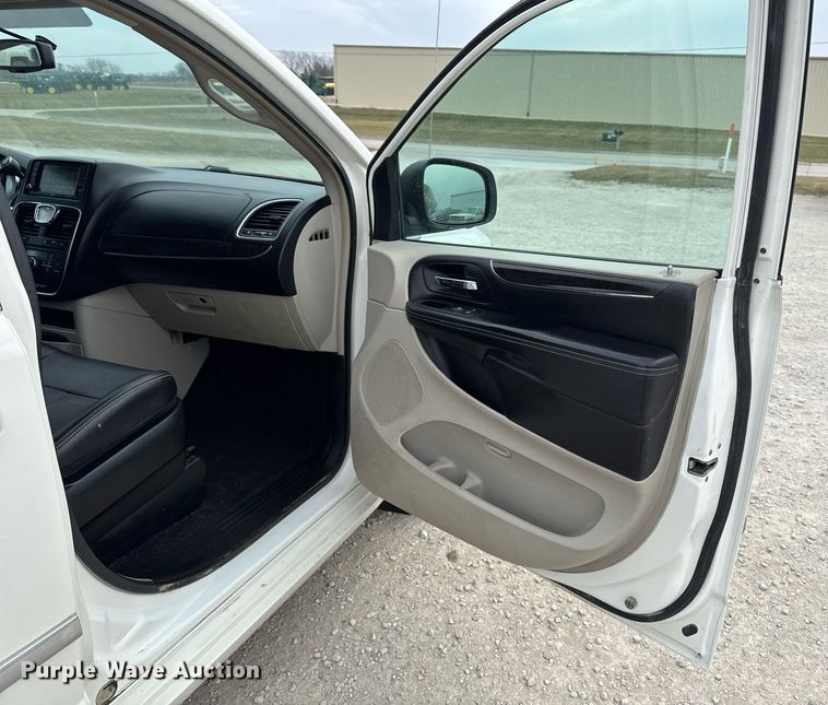 image for item EG7107 2013 Chrysler Town & Country van