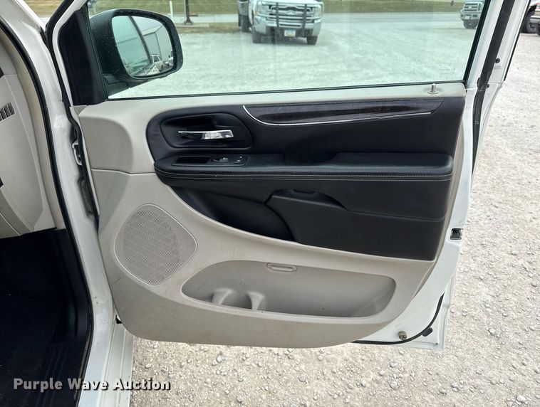 image for item EG7107 2013 Chrysler Town & Country van