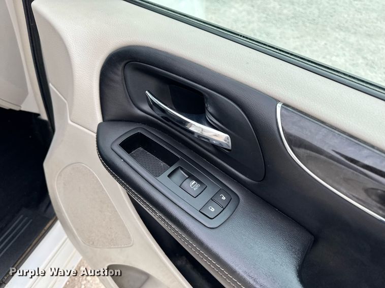 image for item EG7107 2013 Chrysler Town & Country van