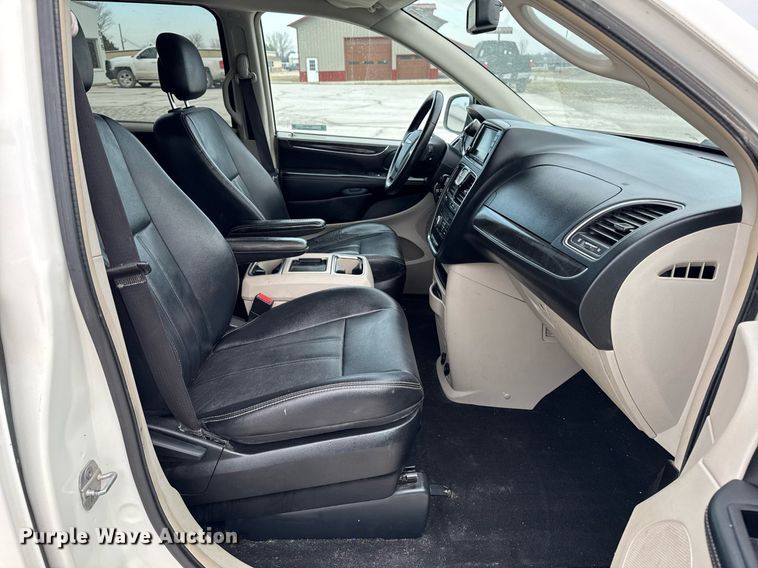 image for item EG7107 2013 Chrysler Town & Country van