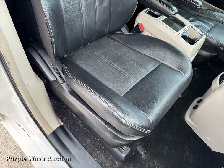 image for item EG7107 2013 Chrysler Town & Country van