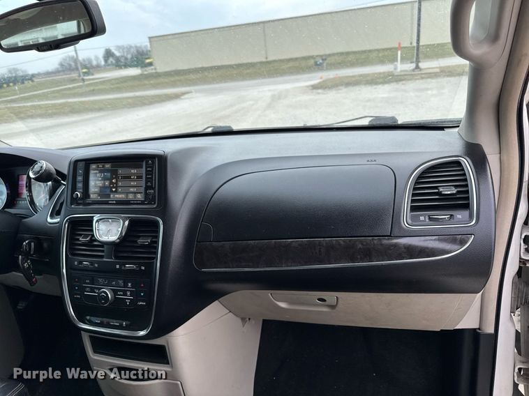 image for item EG7107 2013 Chrysler Town & Country van