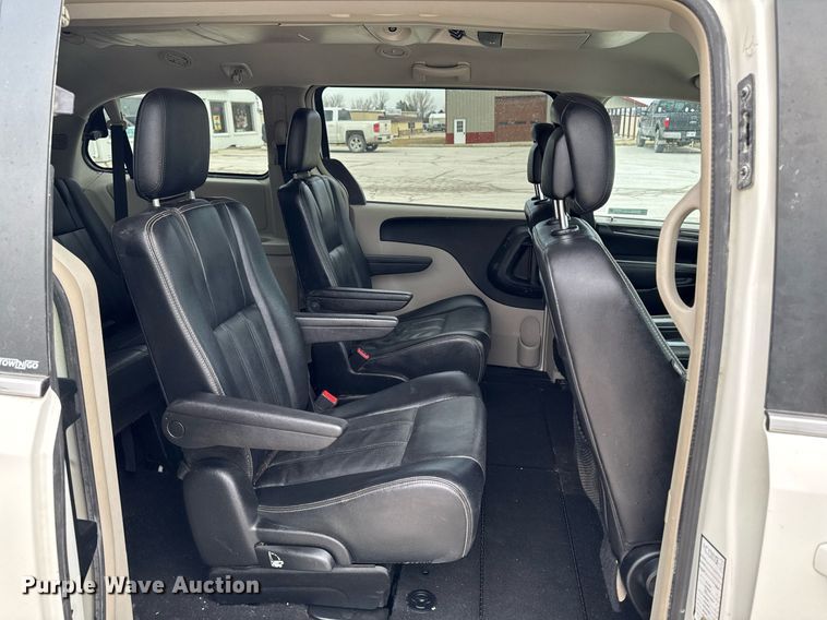 image for item EG7107 2013 Chrysler Town & Country van