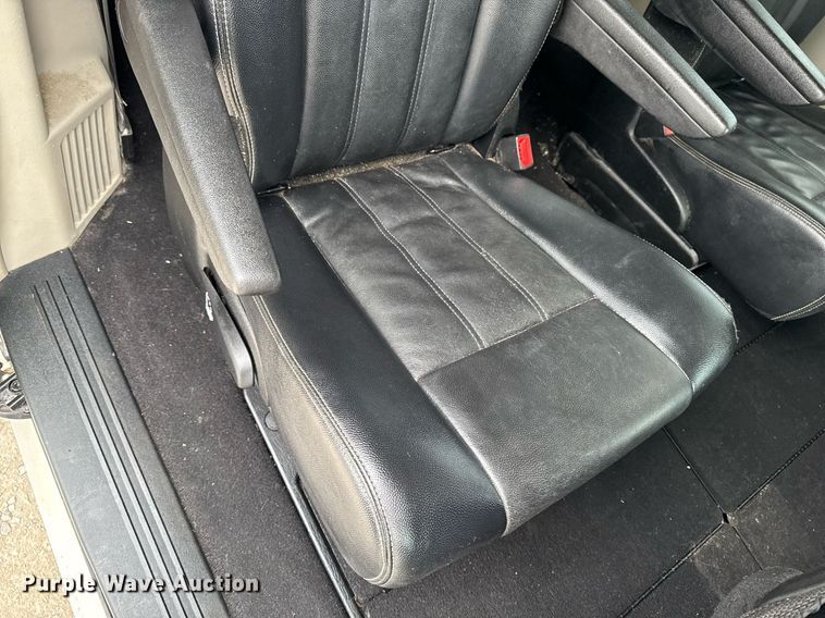 image for item EG7107 2013 Chrysler Town & Country van