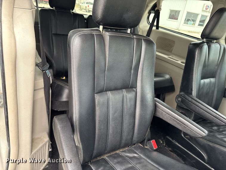 image for item EG7107 2013 Chrysler Town & Country van