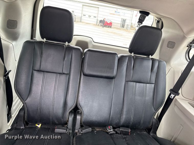 image for item EG7107 2013 Chrysler Town & Country van