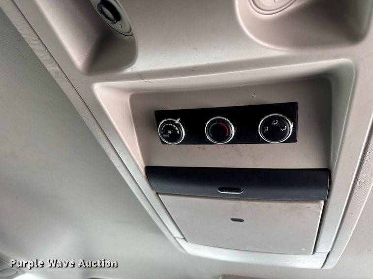 image for item EG7107 2013 Chrysler Town & Country van