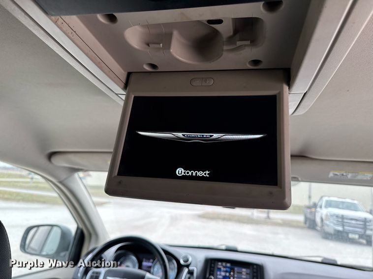 image for item EG7107 2013 Chrysler Town & Country van