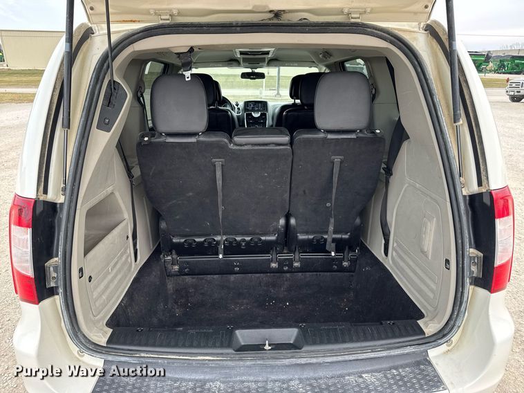 image for item EG7107 2013 Chrysler Town & Country van