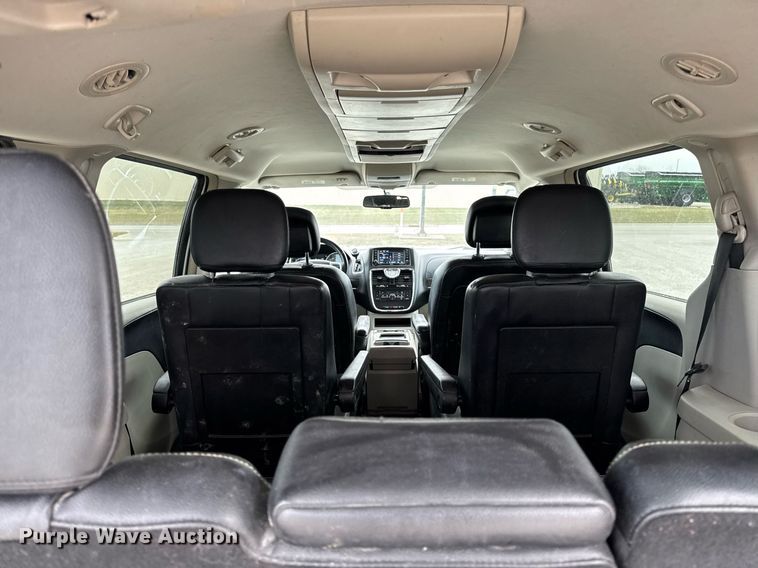 image for item EG7107 2013 Chrysler Town & Country van