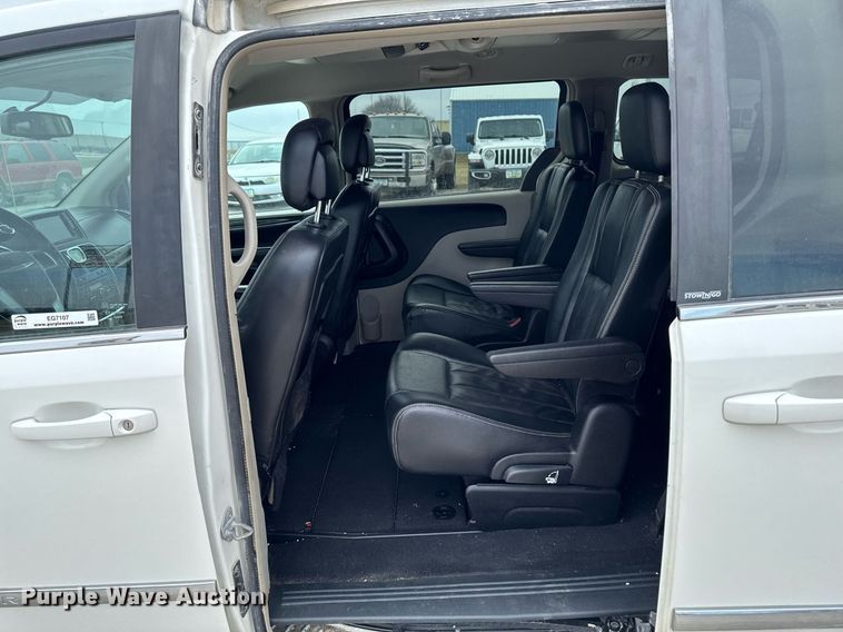 image for item EG7107 2013 Chrysler Town & Country van