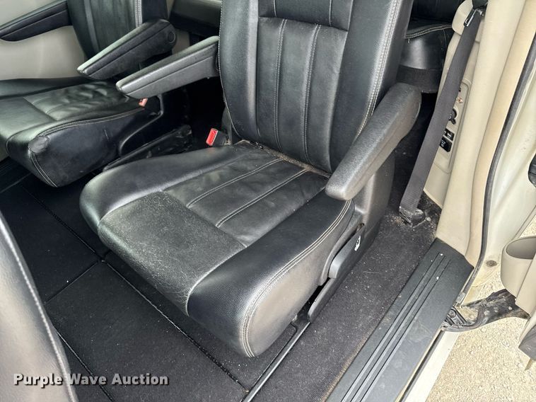 image for item EG7107 2013 Chrysler Town & Country van