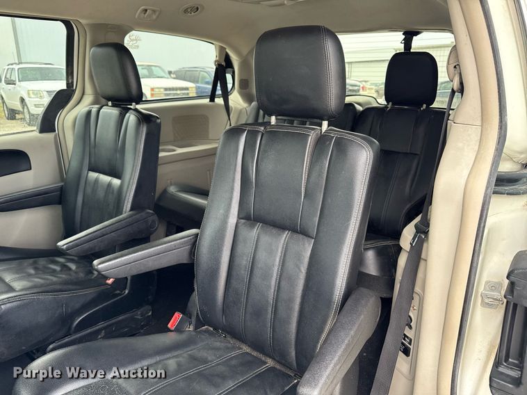 image for item EG7107 2013 Chrysler Town & Country van