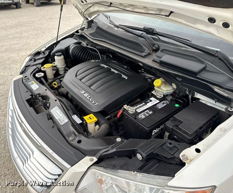 image for item EG7107 2013 Chrysler Town & Country van