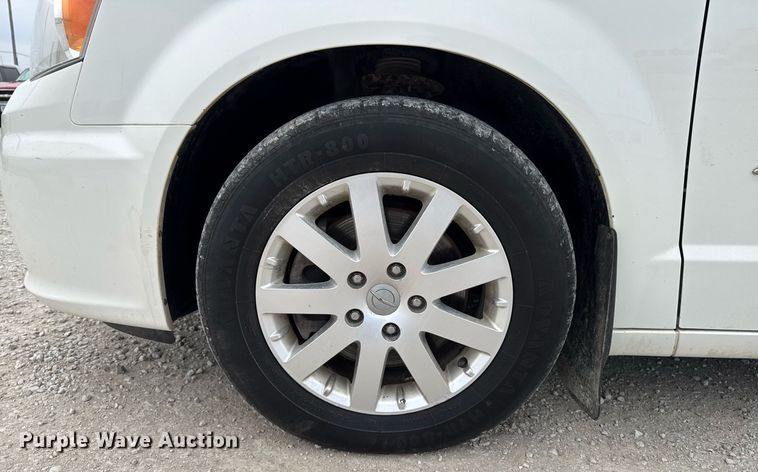 image for item EG7107 2013 Chrysler Town & Country van