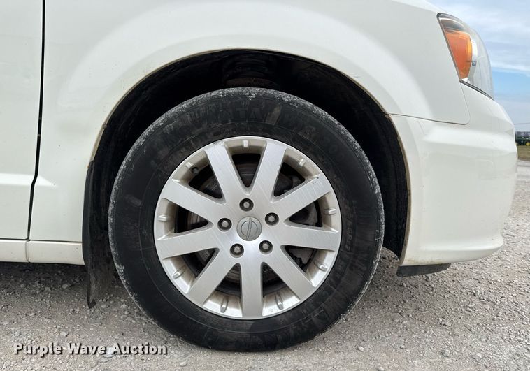 image for item EG7107 2013 Chrysler Town & Country van