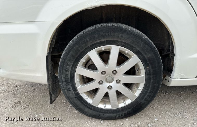 image for item EG7107 2013 Chrysler Town & Country van