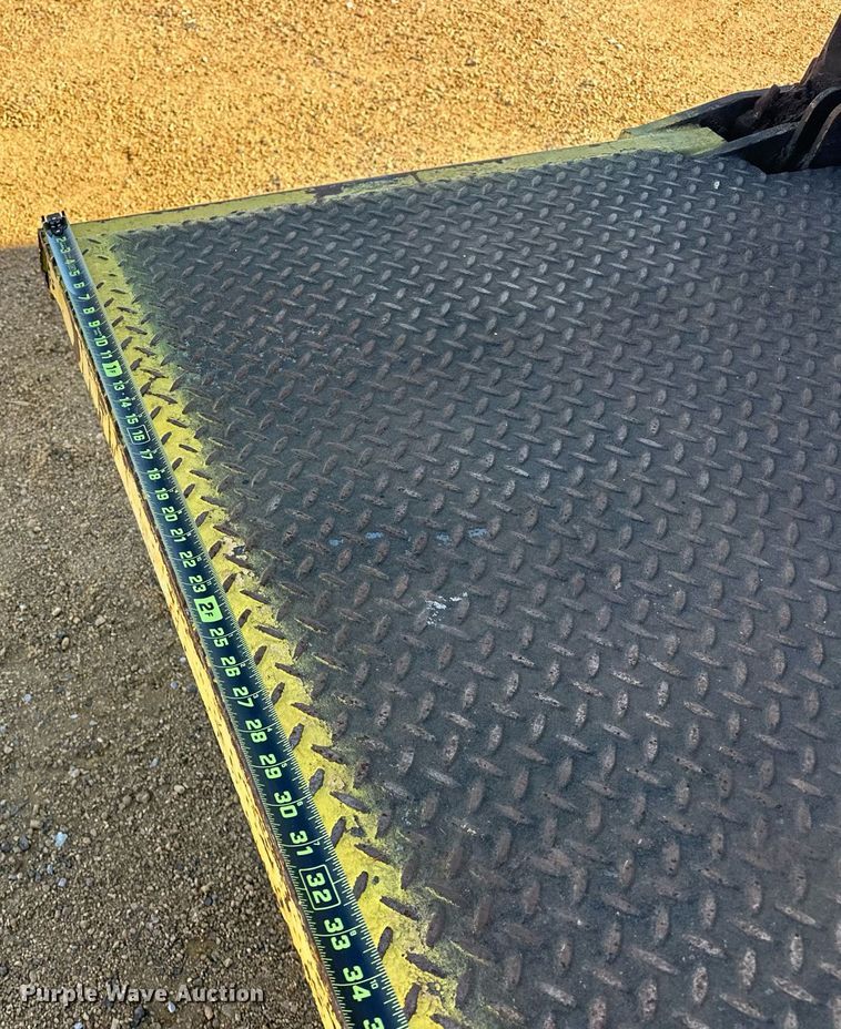 image for item EJ5215 2004 Freightliner Business Class M2 refrigerated truck