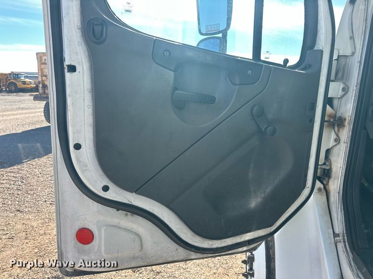 image for item EJ5215 2004 Freightliner Business Class M2 refrigerated truck