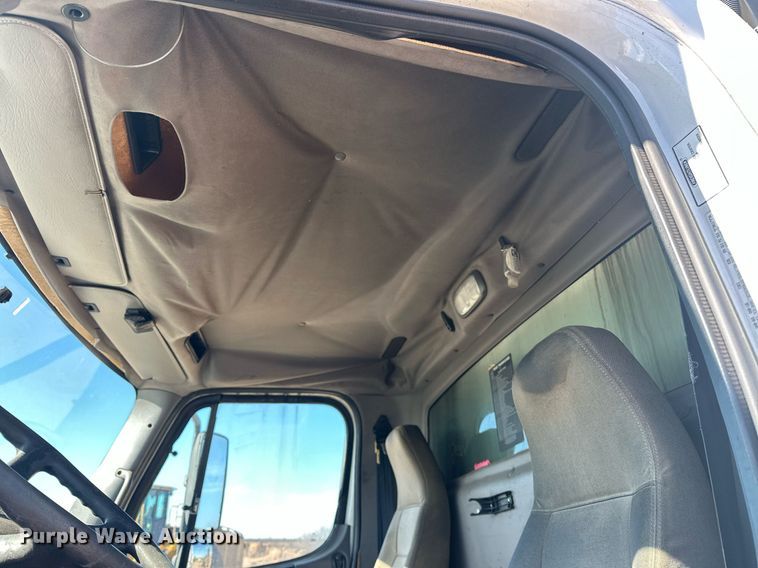 image for item EJ5215 2004 Freightliner Business Class M2 refrigerated truck