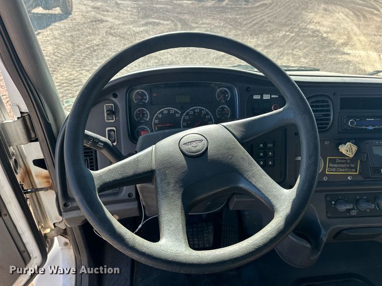 image for item EJ5215 2004 Freightliner Business Class M2 refrigerated truck