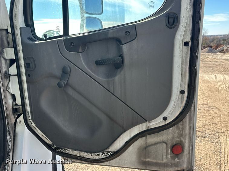 image for item EJ5215 2004 Freightliner Business Class M2 refrigerated truck