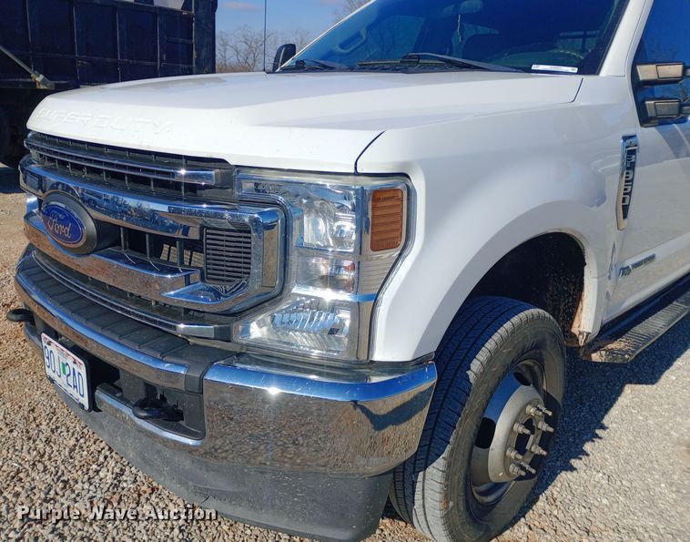 image for item EN8662 2020 Ford F350 Super Duty Crew Cab flatbed pickup truck