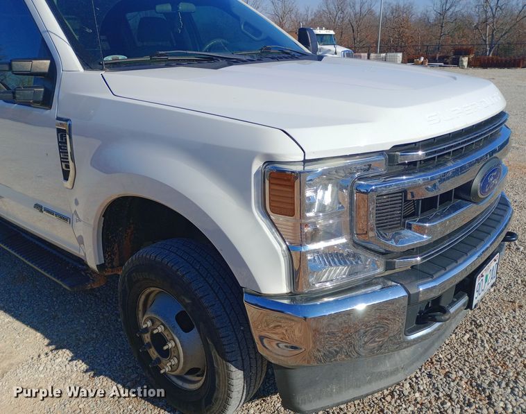 image for item EN8662 2020 Ford F350 Super Duty Crew Cab flatbed pickup truck