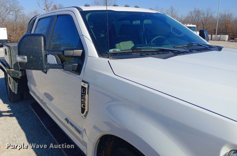 image for item EN8662 2020 Ford F350 Super Duty Crew Cab flatbed pickup truck