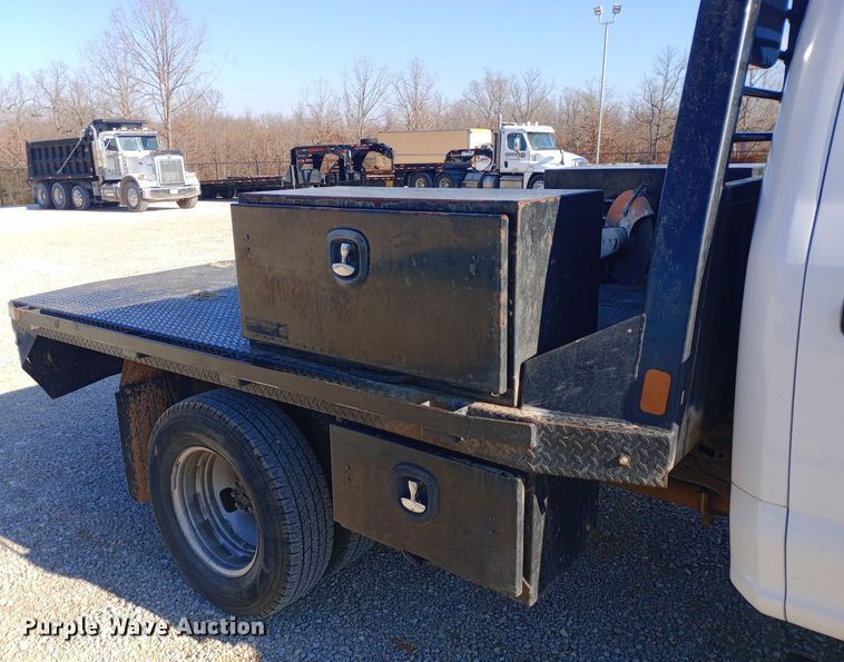 image for item EN8662 2020 Ford F350 Super Duty Crew Cab flatbed pickup truck