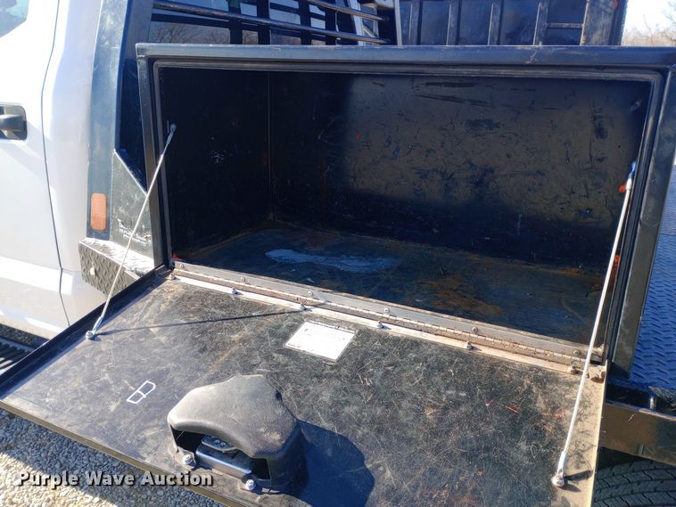 image for item EN8662 2020 Ford F350 Super Duty Crew Cab flatbed pickup truck