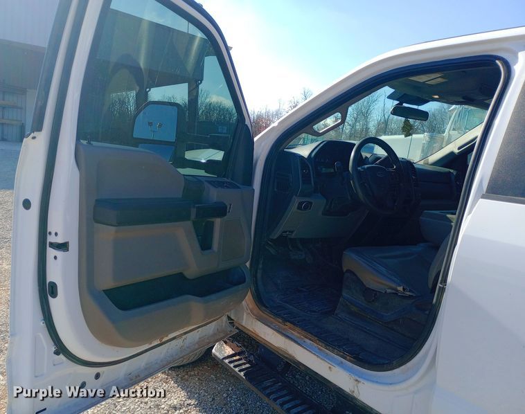 image for item EN8662 2020 Ford F350 Super Duty Crew Cab flatbed pickup truck