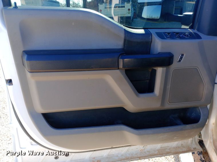 image for item EN8662 2020 Ford F350 Super Duty Crew Cab flatbed pickup truck