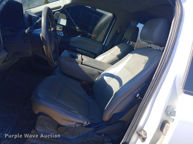 image for item EN8662 2020 Ford F350 Super Duty Crew Cab flatbed pickup truck