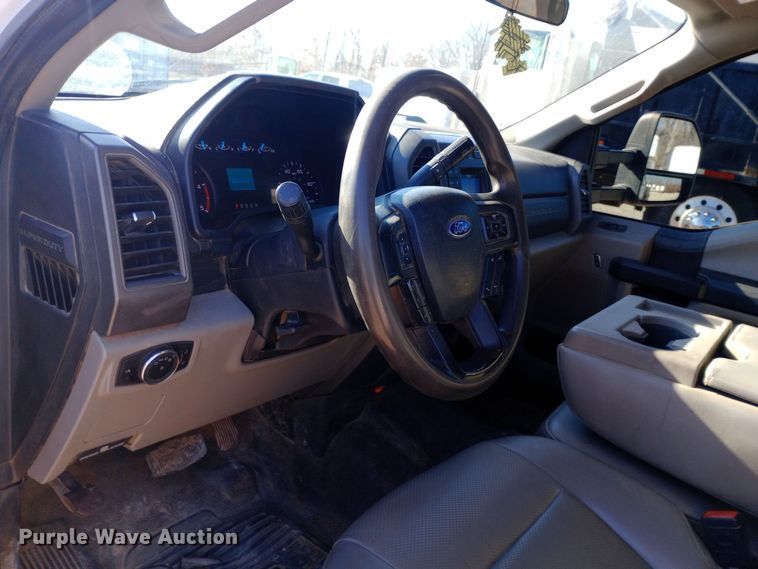 image for item EN8662 2020 Ford F350 Super Duty Crew Cab flatbed pickup truck